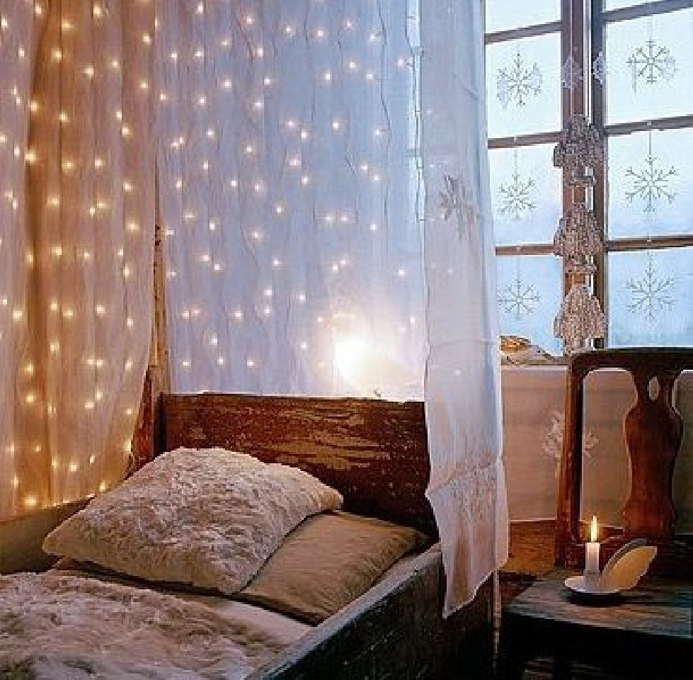 ... -Ideas-To-Hang-Christmas-Decoration-and-Lights-In-A-Bedroom-Picture-6