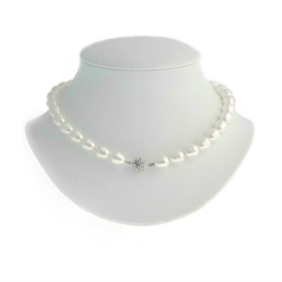 grace kelly style - pearl necklace
