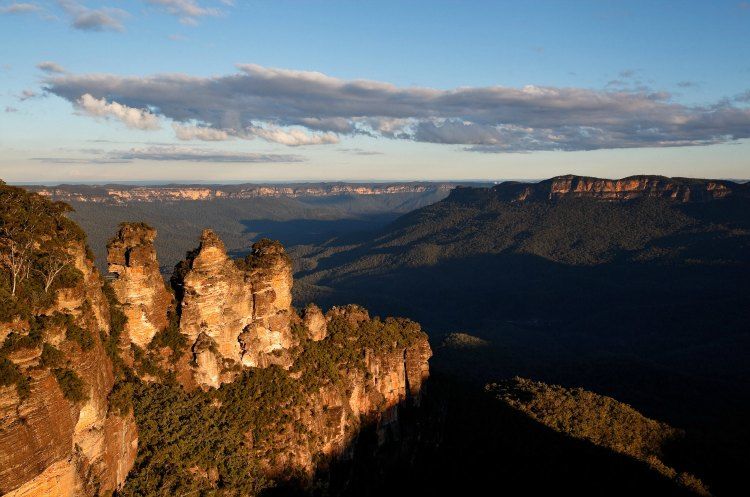 Three-Sisters-at-Echo-Point-in-Katoomba-Blue-Mountains-